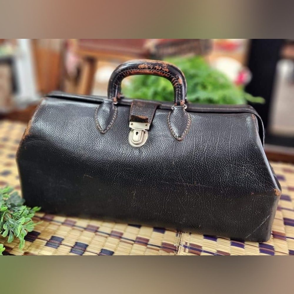 Beautiful Vintage 1940's Homa Leather Doctors Bag